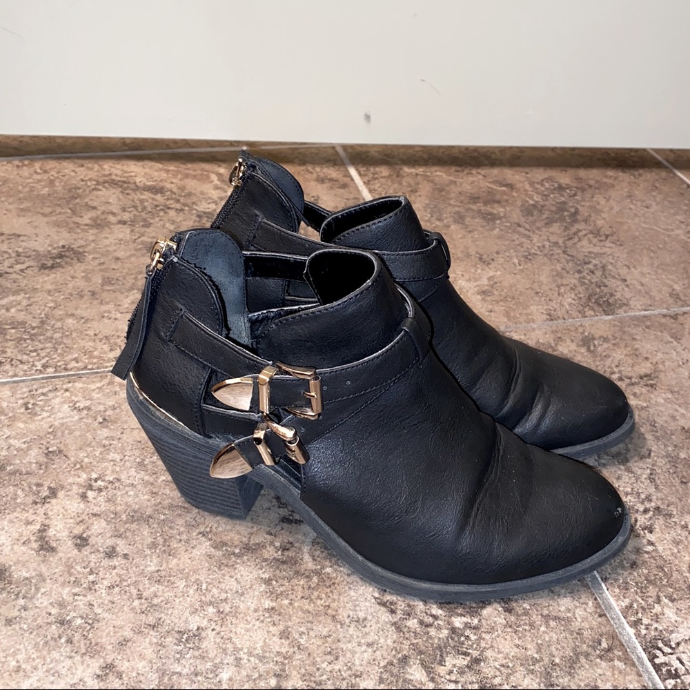 ✨SOLD✨Steve Madden Black Ankle Boots in Size 7